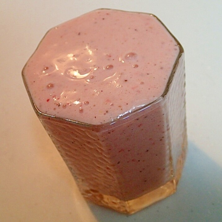 バナナ・キウイ・苺の美的ミルクジュース